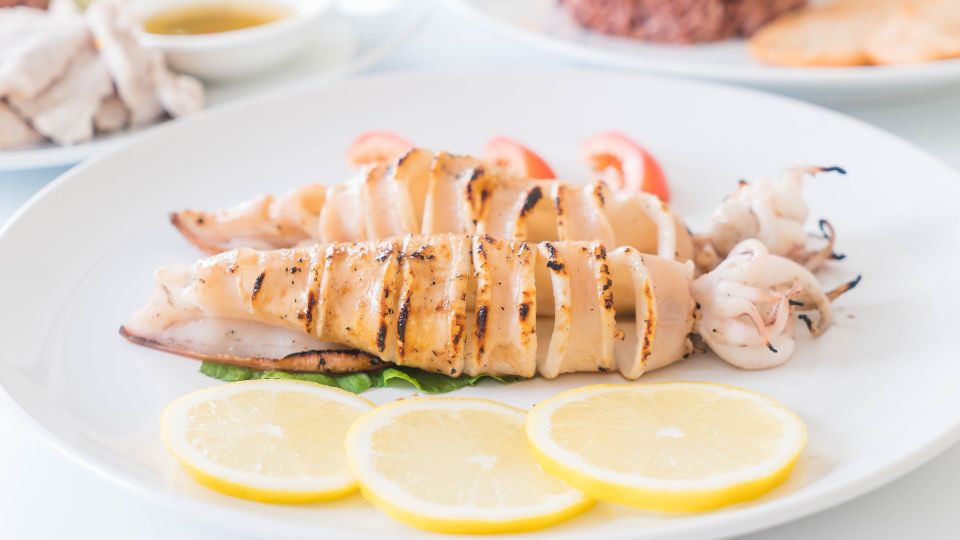 Салат с кальмарами: идеальный выбор для всех любителей вкусной еды Салат с кальмарами: идеальный выбор для всех любителей вкусной еды