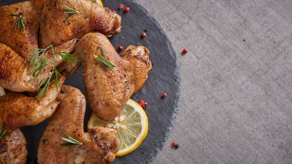 Курица, которая покорит всех: сочное мясо с орехово-медовым маринадом Курица, которая покорит всех: сочное мясо с орехово-медовым маринадом