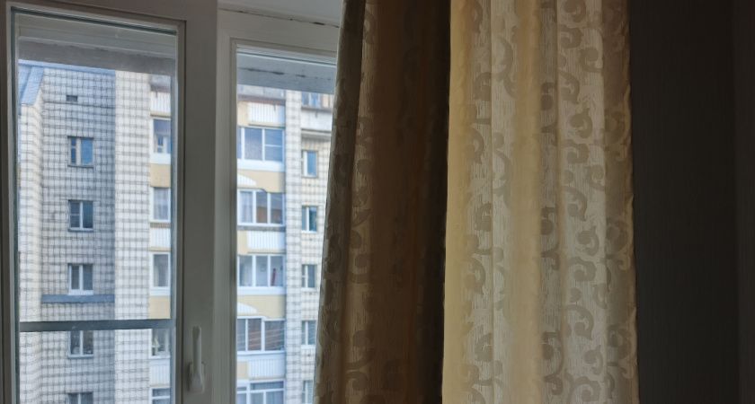 На окна ничего не клею и кондиционер не включаю: подсмотрела идею у южан - дома свежо даже в дьявольскую жару