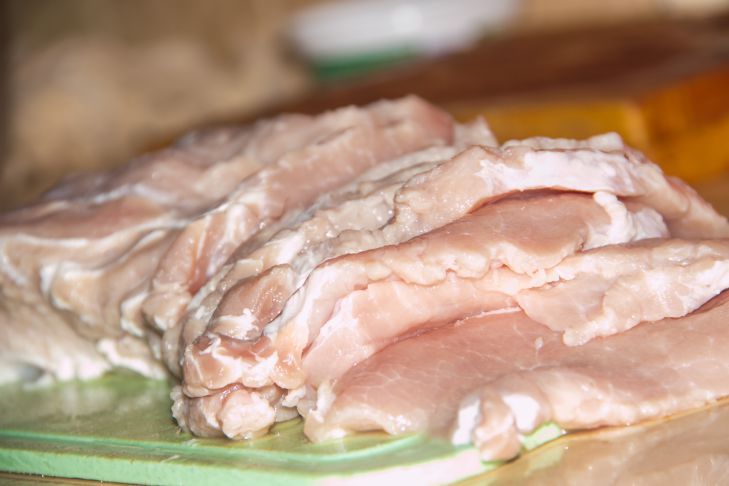 Почему отбивка мяса на дереве делает его сухим: важно знать