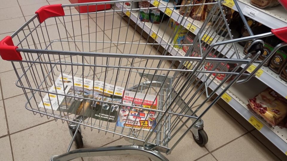 Неочевидная привычка покупателей: зачем застилают тележки в магазине?