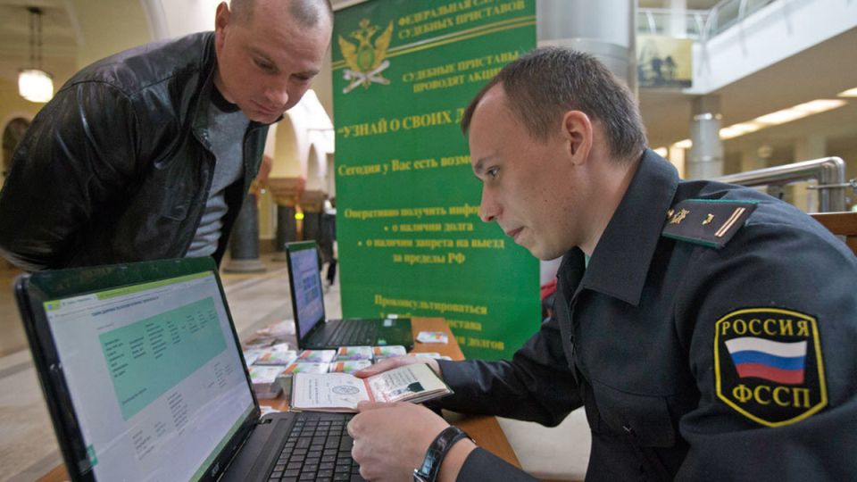Должники под ударом: новые ограничения на оружие и госнаграды