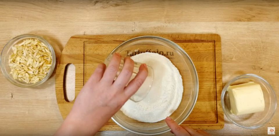 Нежный клубничный торт без выпечки