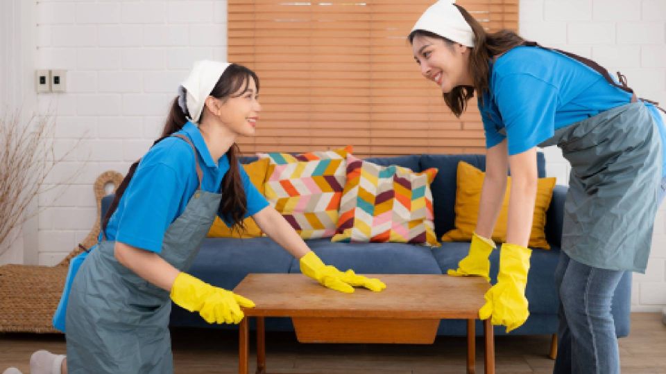 Старый стол надолго перестанет шататься: решите проблему без накладок на мебель