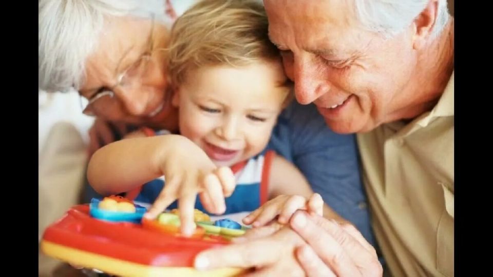 Почему вписывание внуков в паспорта бабушек и дедушек может изменить семейные отношения
