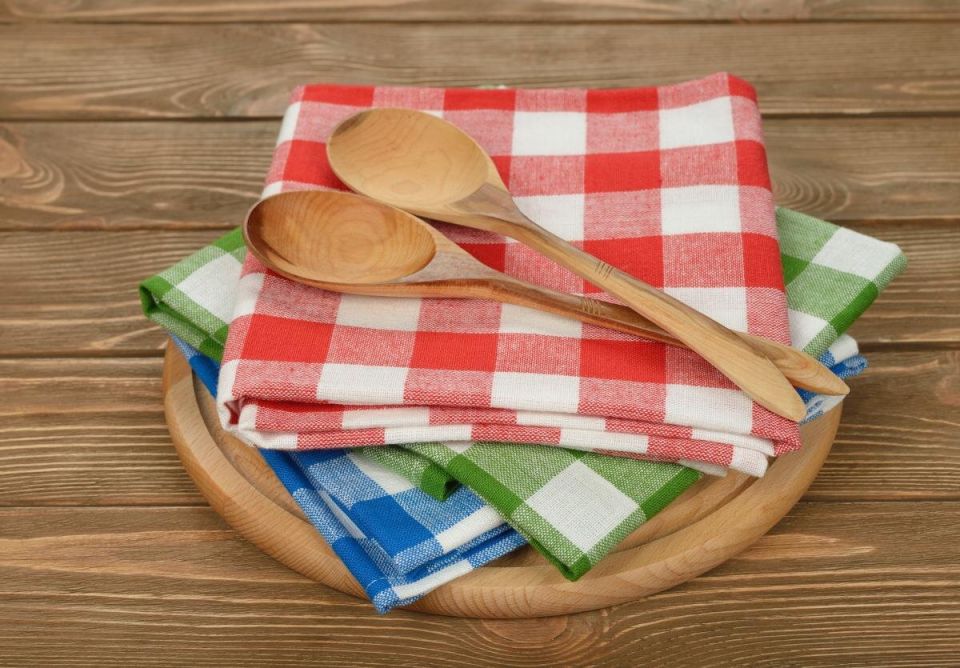Как избавиться от неприятного запаха кухонных полотенец: советы экспертов