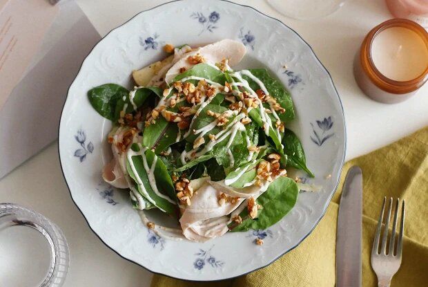 Овощи, фрукты и мясо: как создать изысканный салат с индейкой и яблоками