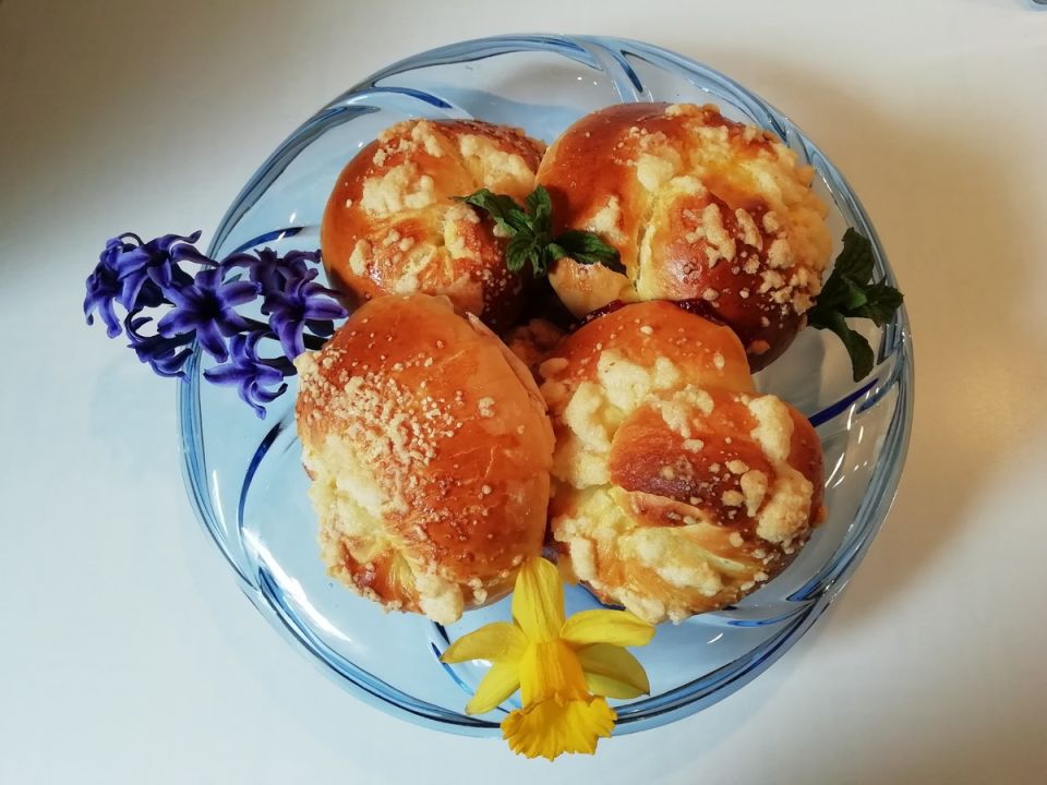 Вкусные моменты: как испечь ароматные булочки с вишней из замороженных ягод