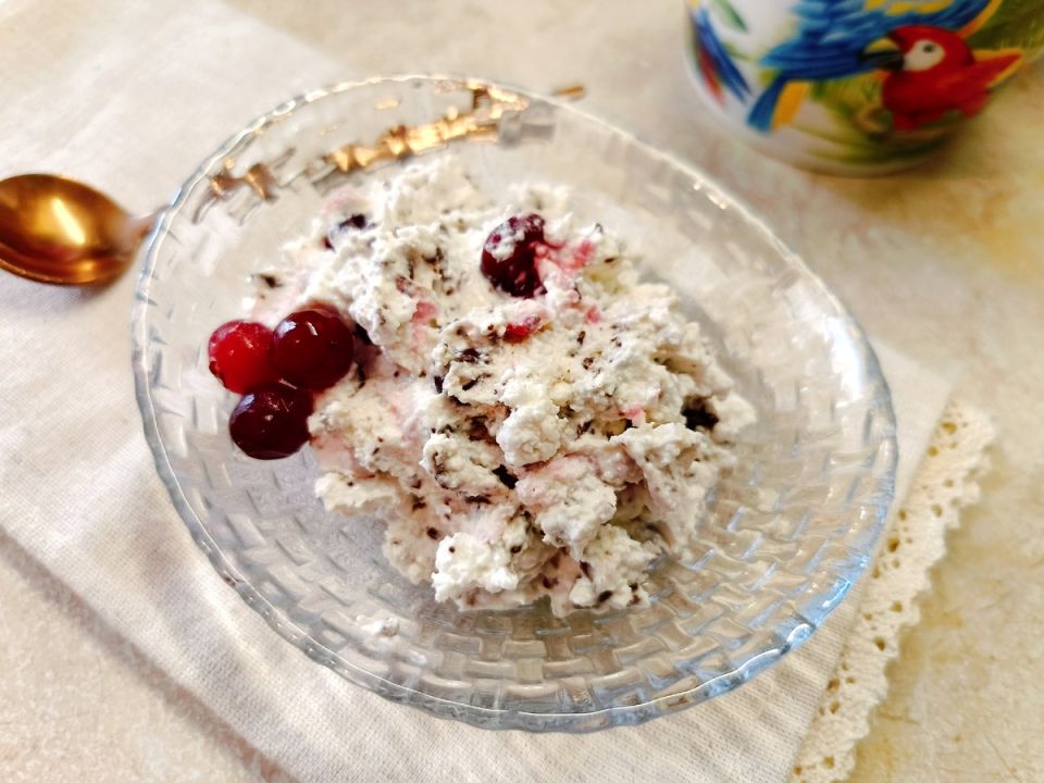 Нежный творожный десерт с шоколадом и клюквой