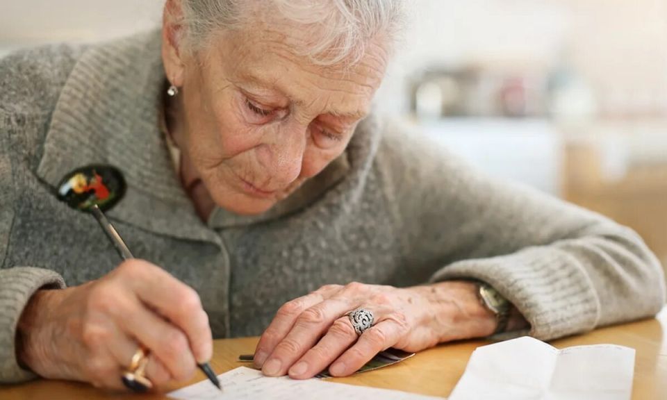 Как безопасно купить квартиру у пожилого человека: важные шаги для защиты сделки