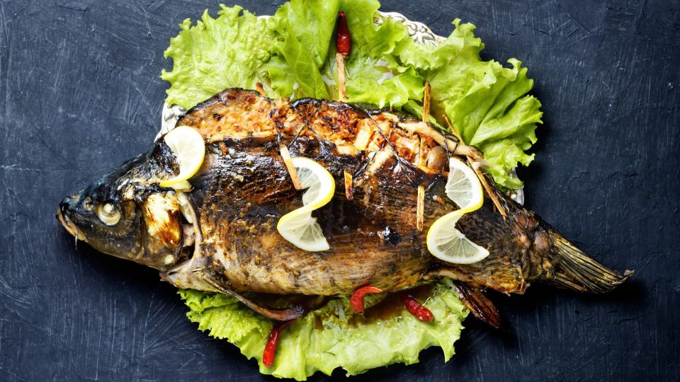 Карп в духовке покроется аппетитной корочкой: с этим рецептом и рестораны не нужны