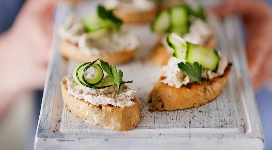 Праздничная закуска: брускетты с паштетом из скумбрии, яблоком и луком
