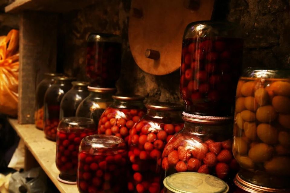 Как правильно хранить заготовки без погреба: секреты и советы