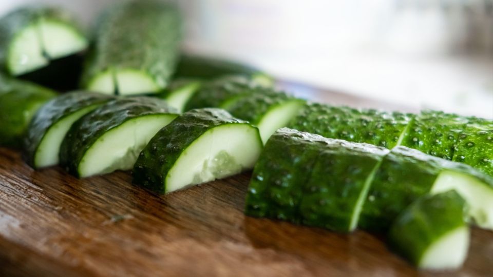 За уши не оторвать: необычная закуска из огурцов и спрайта придется по душе всей семье