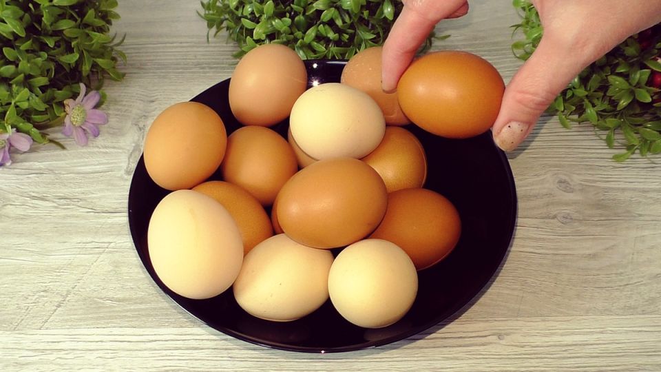 Легкий способ очистки яиц: как домашние свежие яйца превращаются в идеальные блестящие закуски