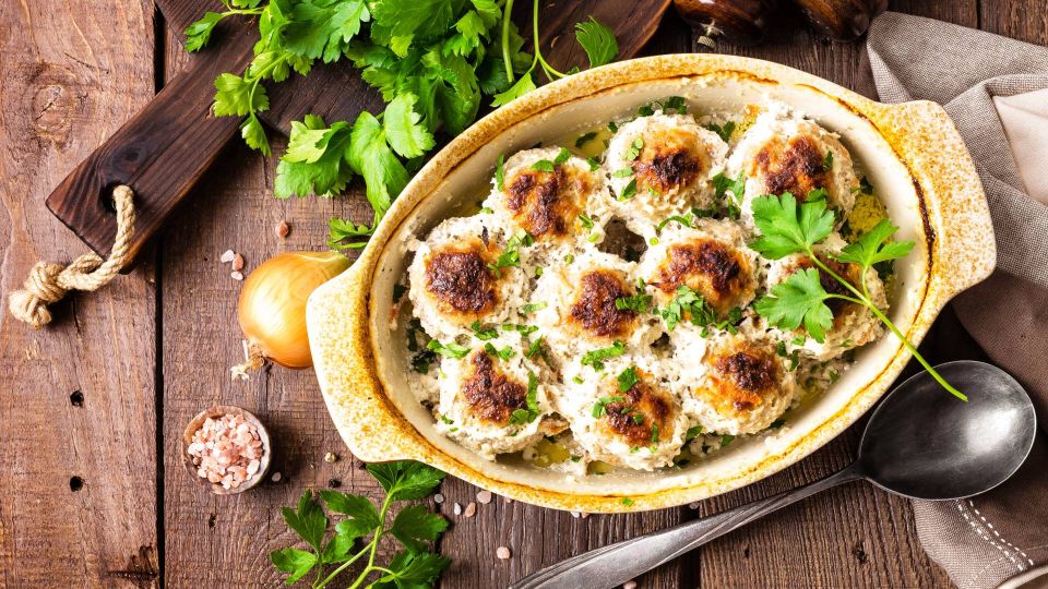 Сочные «ежики» с гарниром из гречки станут вашим хитом: долго стоять у плиты не придется