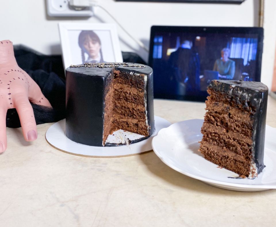 Шоколадный торт в стиле 'Уэнсдей'