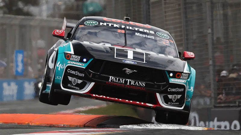 Мостер блестит на Золотом побережье: впечатляющая победа выводит гонщика в полуфинал Supercars