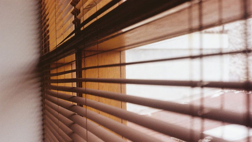 Засаленные жалюзи можно помыть за пару минут: даже снимать не придется