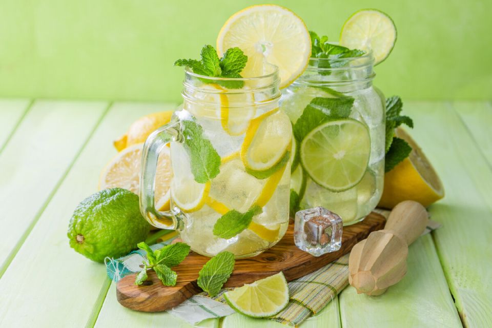 Лимонад, который взбодрит: свежий рецепт с мятой и лимоном на летние дни