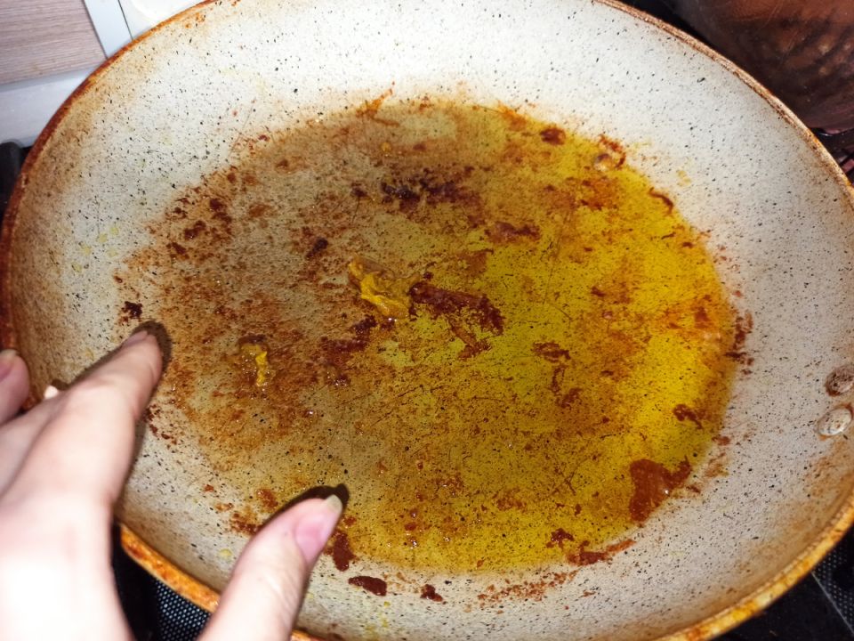 Как вернуть сияние посуде: уникальный лайфхак для борьбы с жиром и пригоревшей пищей