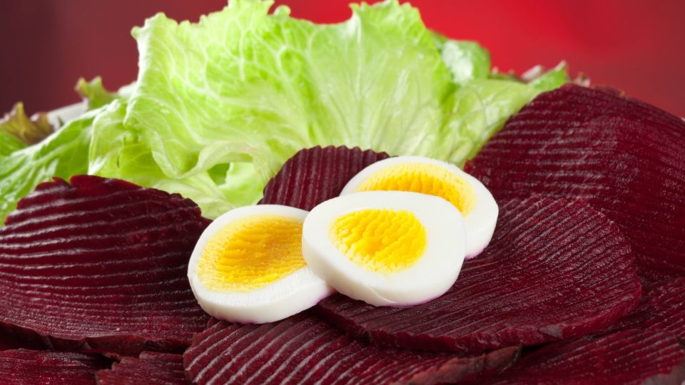 Чтобы легко чистились: эту ошибку делают 9 из 10 хозяек, когда варят яйца