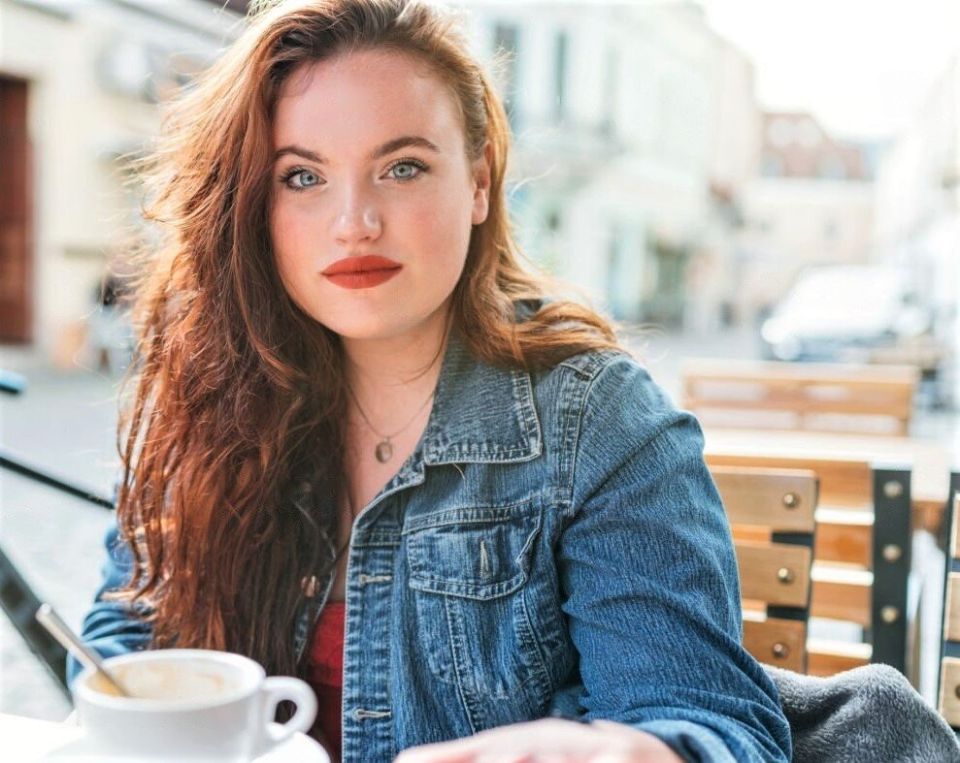 Необычный инцидент в кафе: гостья с невероятными заявлениями привлекла внимание всех