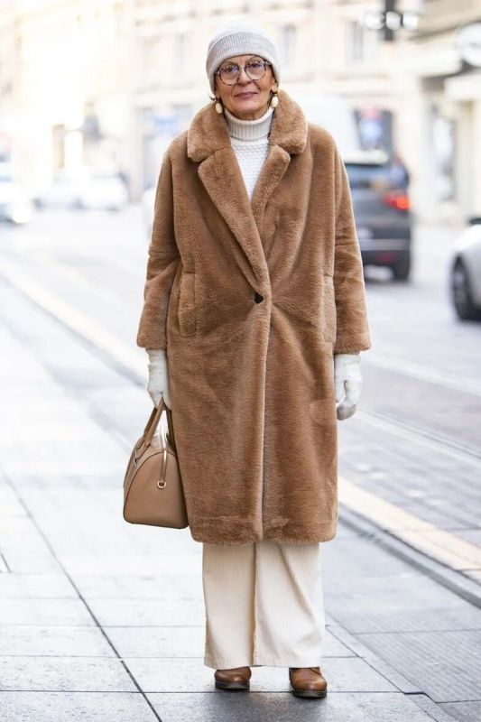 Стильные зимние наряды для женщин 60+