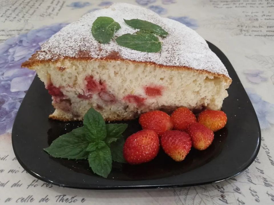 Нежный бисквитный пирог с ягодами: ваш новый любимый десерт для чаепития