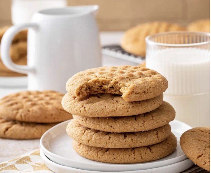 Тягучие медовые печенья с арахисовым маслом: идеальный перекус для школы