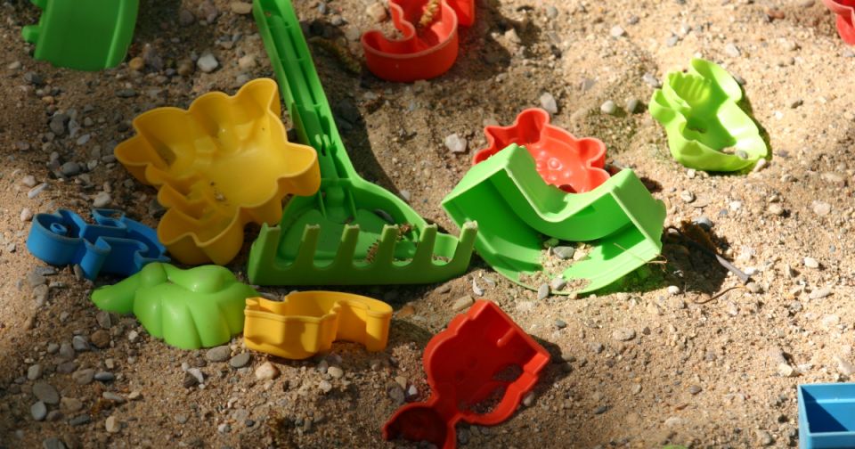 Как грамотно установить и ухаживать за песочницей во дворе многоквартирного дома