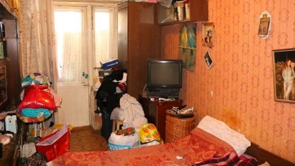 Почему некоторые семьи выбирают жить в разваливающихся квартирах, несмотря на достаток