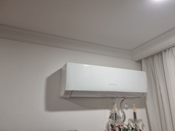 Кондиционер работает на полную, а в комнате душно? Где его вешать, чтобы ни градуса зря