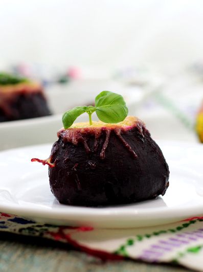 Свекла по-новому: запеченные лодочки с сыром и сметаной