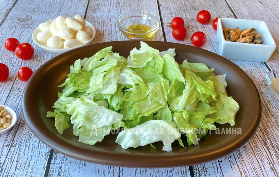 Легкий салат с копчеными мидиями и моцареллой: идеальный выбор для освежающего обеда