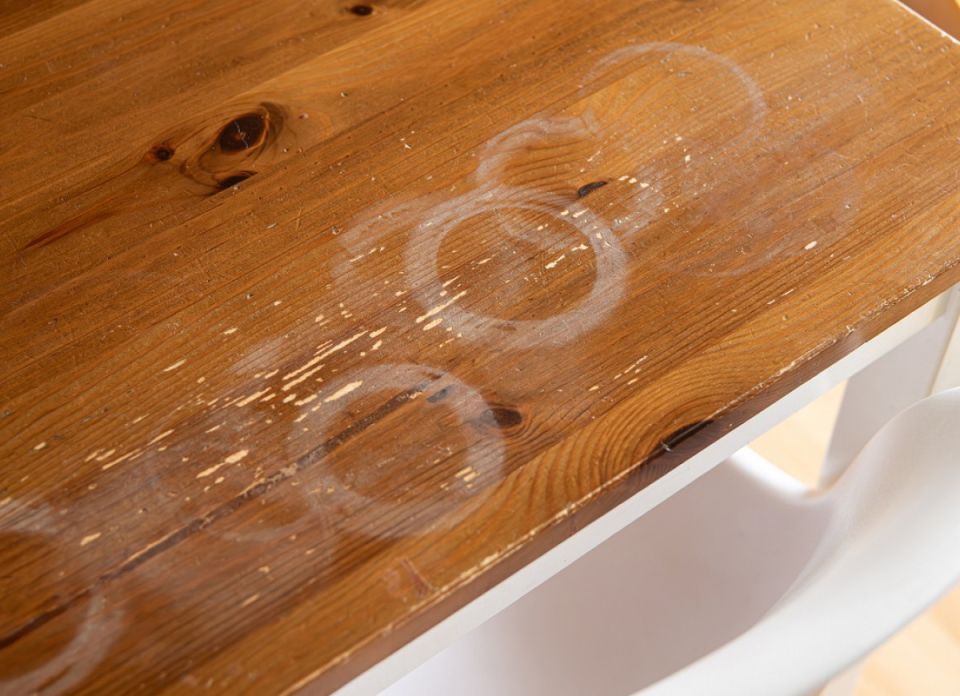 Как легко избавиться от белых пятен на деревянной мебели: простые советы на каждый день