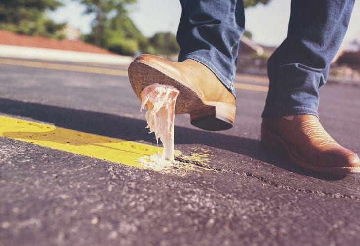 Как холод из морозилки мгновенно удалит жвачку с одежды: 100% рабочий метод