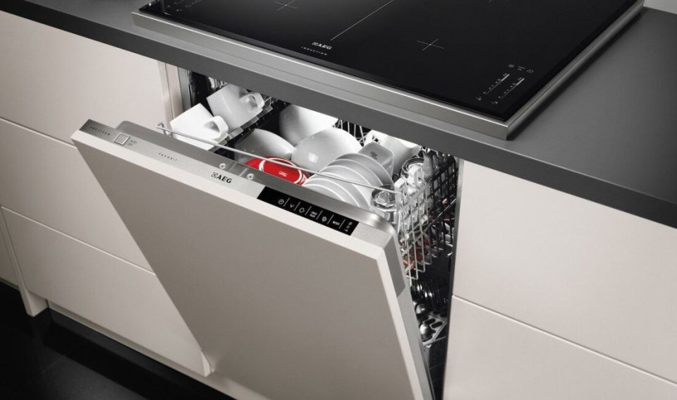 Почему посудомойка начинает неприятно пахнуть и как с этим справиться