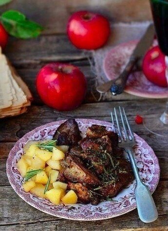 Кулинарный шедевр: куриная печень с яблоками и пряными травами