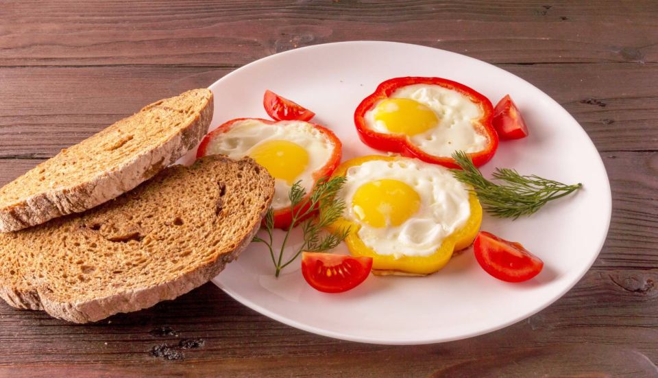 Обычная яичница превратится в яркое блюдо: побалуйте домашних интересной подачей