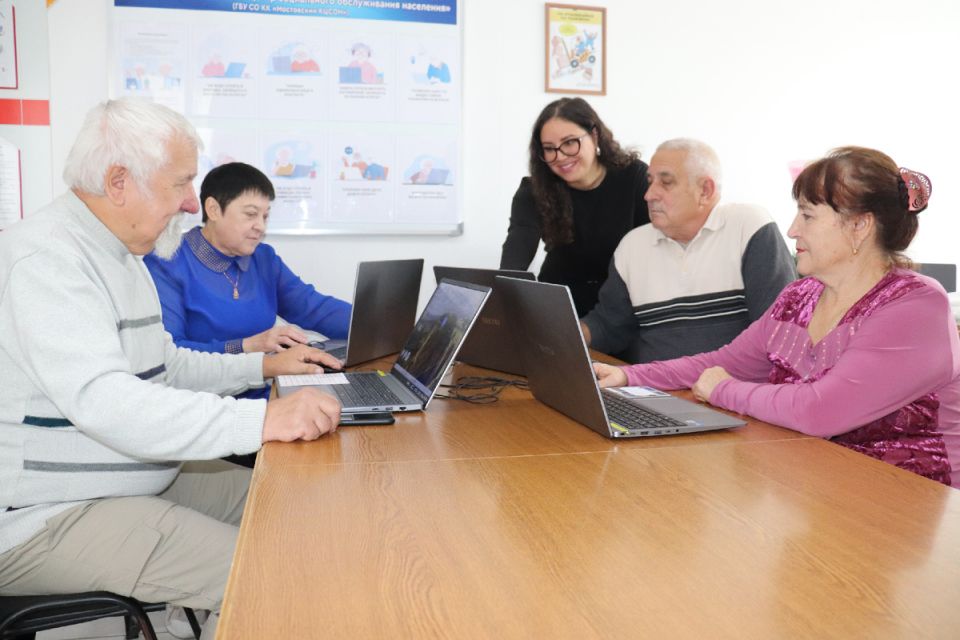 Цифровая эра для пенсионеров: как в Мостовском обучают новым технологиям