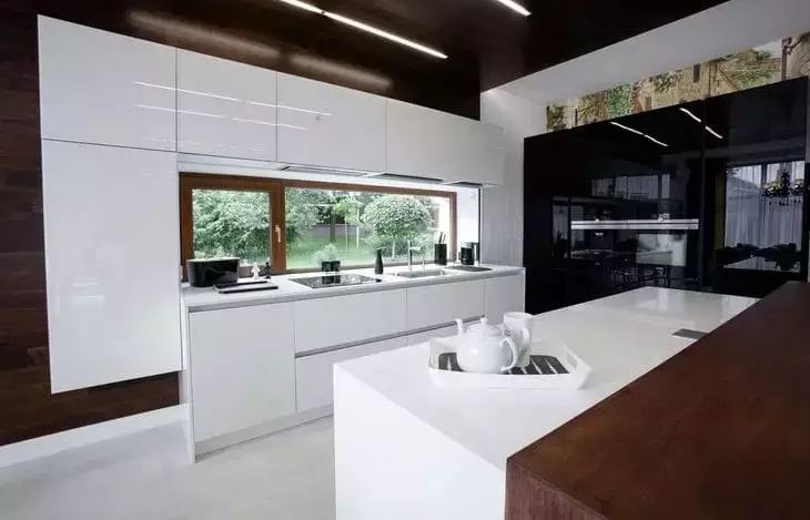 Кухня снова как новая: как убрать липкий налет и жир за пару минут