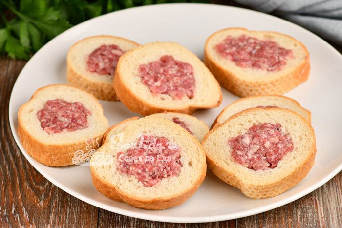 Горячие бутерброды с фаршем на багете: идея для быстрого перекуса