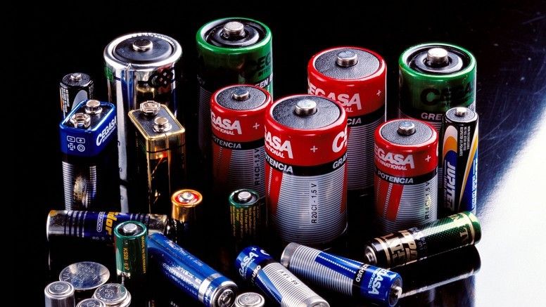 Эта хитрость поможет вам проверить заряд батареек: сделайте вот что
