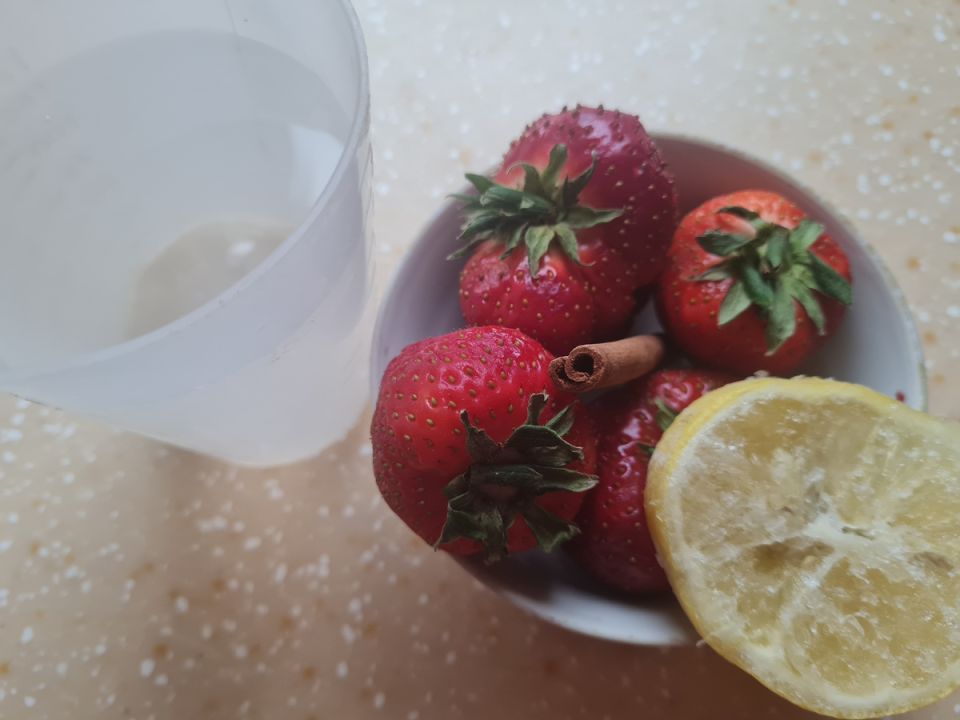 Волшебство клубничного чая: добавьте корицу для неповторимого аромата