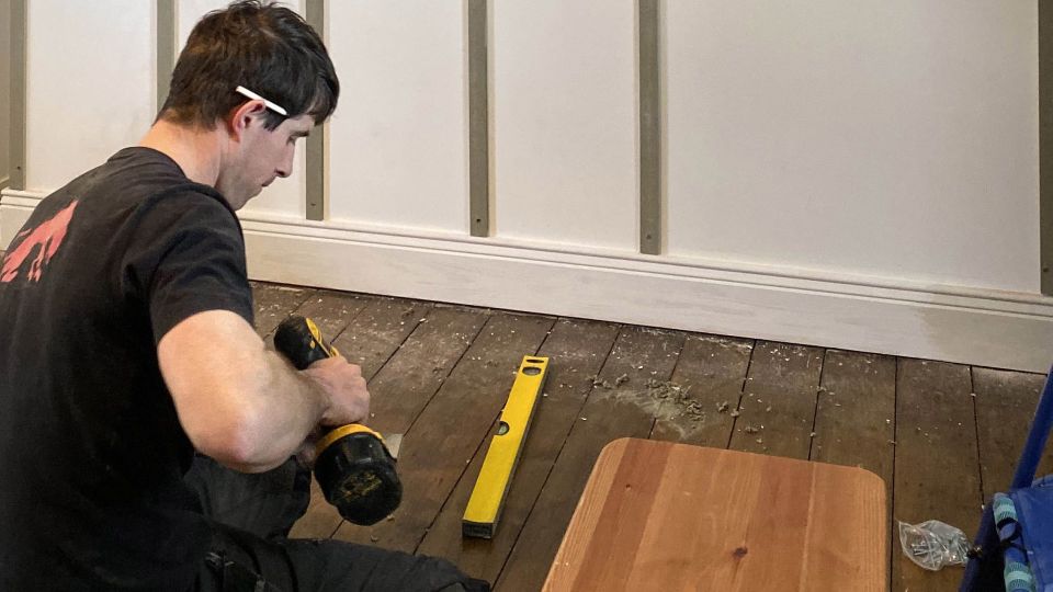 Справится любой: избавиться от скрипящих полов поможет это популярное детское средство