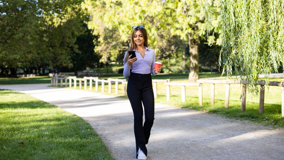 В таких брюках ноги будут казаться длиннее и стройнее: ищите в магазинах вот что