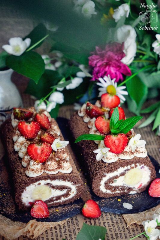 Шоколадный рулет с бананом и клубникой — восхитительное угощение