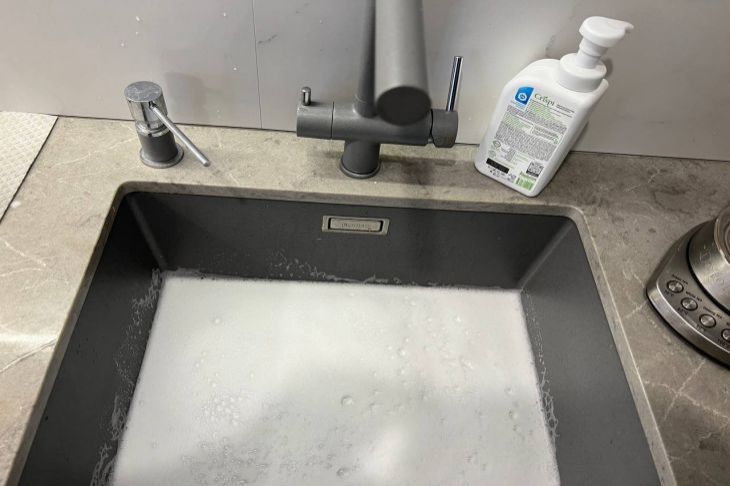 Можно ли выливать кипяток в раковину на самом деле: не все об этом знают