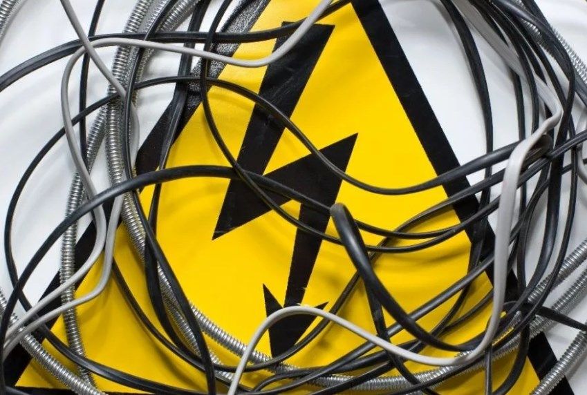 Как опасное самовольное подключение к электросетям может обернуться крупными долгами